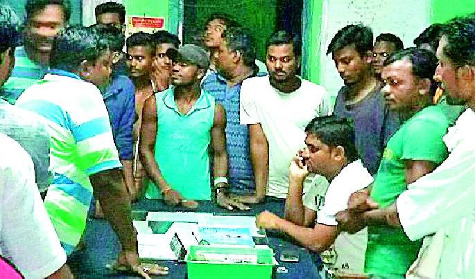 The villagers face the power office | ग्रामस्थांची वीज कार्यालयावर धडक The villagers face the power office | ग्रामस्थांची वीज कार्यालयावर धडक