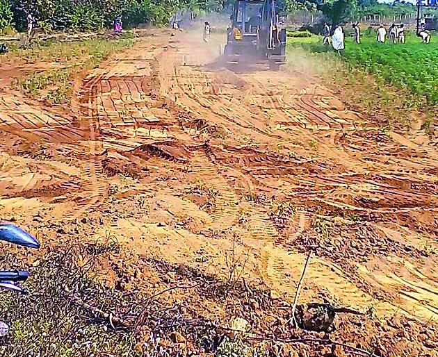 The encroachment on protected forest land was deleted | संरक्षित वनजमिनीवरील अतिक्रमण हटविले The encroachment on protected forest land was deleted | संरक्षित वनजमिनीवरील अतिक्रमण हटविले