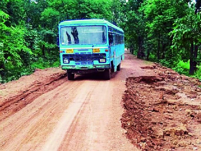 The Dhanora-queue route got knocked out | धानोरा-रांगी मार्ग खरडला The Dhanora-queue route got knocked out | धानोरा-रांगी मार्ग खरडला