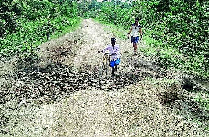 The state of the chirapalli road started | चिरेपल्ली मार्गाची अवस्था बकाल The state of the chirapalli road started | चिरेपल्ली मार्गाची अवस्था बकाल