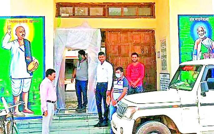 Sanitizer room right at the entrance | प्रवेशद्वारावरच सॅनिटायझर कक्ष Sanitizer room right at the entrance | प्रवेशद्वारावरच सॅनिटायझर कक्ष