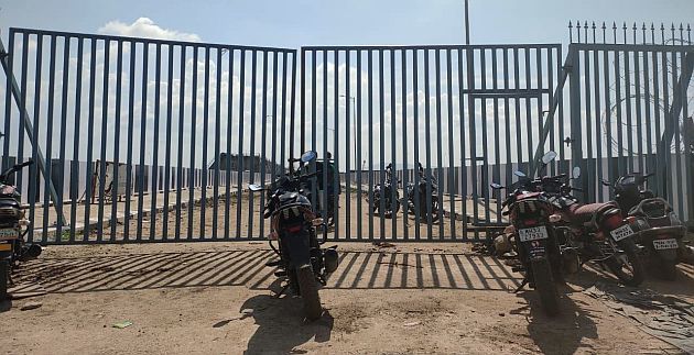 The road to Telangana is locked; Citizens of both the states stopped traveling | तेलंगणाचा मार्ग कुलूपबंदच; दोन्ही राज्यातील नागरिकांचा प्रवास थांबला
