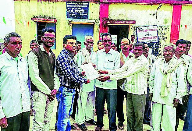 Maladiglio offers a waiver | मालदुगीला वनहक्क प्रदान Maladiglio offers a waiver | मालदुगीला वनहक्क प्रदान