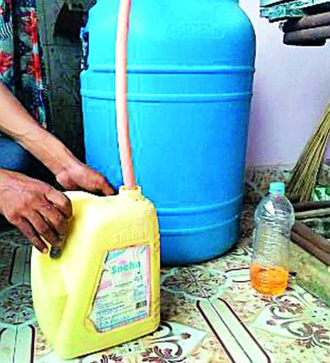 Here petrol is sold at grocery store and pan shops | येथे किराणा दुकान अन् पानठेल्यांवर विकले जाते पेट्रोल Here petrol is sold at grocery store and pan shops | येथे किराणा दुकान अन् पानठेल्यांवर विकले जाते पेट्रोल