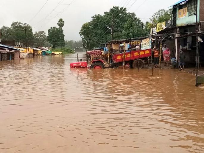 In Gadchiroli district, rivers like floods, Bhamragarh, many villages are flooded | गडचिरोली जिल्ह्यात नद्यांना पूर, भामरागडसह अनेक गावे जलमय In Gadchiroli district, rivers like floods, Bhamragarh, many villages are flooded | गडचिरोली जिल्ह्यात नद्यांना पूर, भामरागडसह अनेक गावे जलमय