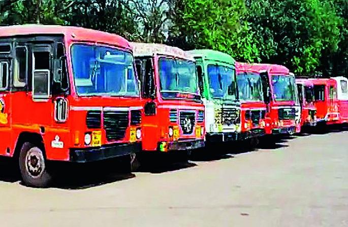 Even after the end of monsoon, 25% of ST buses are parked in Agar | पावसाळा संपूनही एसटीच्या 25% बसेस आगारातच उभ्या Even after the end of monsoon, 25% of ST buses are parked in Agar | पावसाळा संपूनही एसटीच्या 25% बसेस आगारातच उभ्या