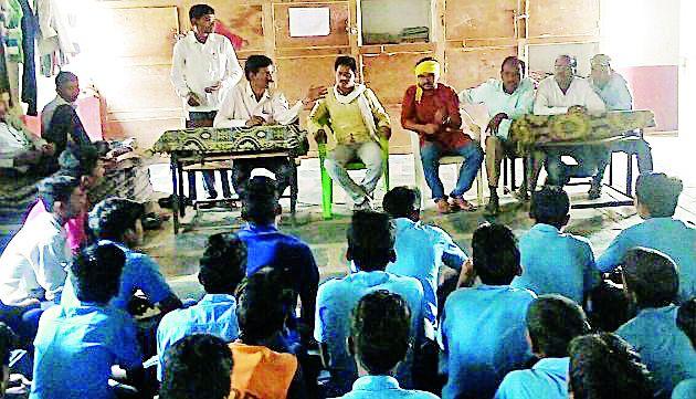 Visit to the official's ashram school | अधिकाऱ्यांची आश्रमशाळेला भेट Visit to the official's ashram school | अधिकाऱ्यांची आश्रमशाळेला भेट