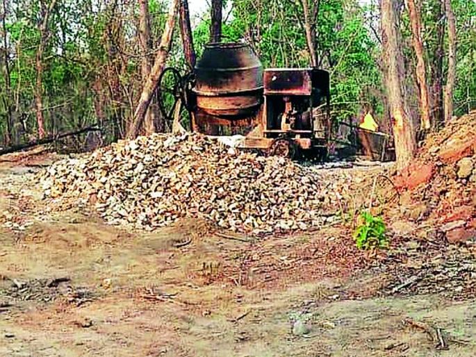 Again mixer machine fireworks | नक्षल्यांकडून पुन्हा मिक्सर मशीनची जाळपोळ Again mixer machine fireworks | नक्षल्यांकडून पुन्हा मिक्सर मशीनची जाळपोळ