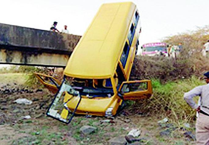 The school bus took place in the Nallah | वऱ्हाडी नेणारी स्कूलबस नाल्यात कोसळली The school bus took place in the Nallah | वऱ्हाडी नेणारी स्कूलबस नाल्यात कोसळली