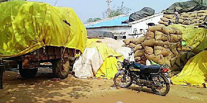 Businessmen and farmers | व्यापारी व शेतकऱ्यांमध्ये जुंपली