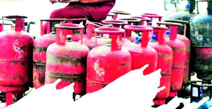 Maeja now costs Rs 916 for a domestic gas cylinder! | घरगुती गॅस सिलिंडरसाठी आता माेजा 916 रुपये !