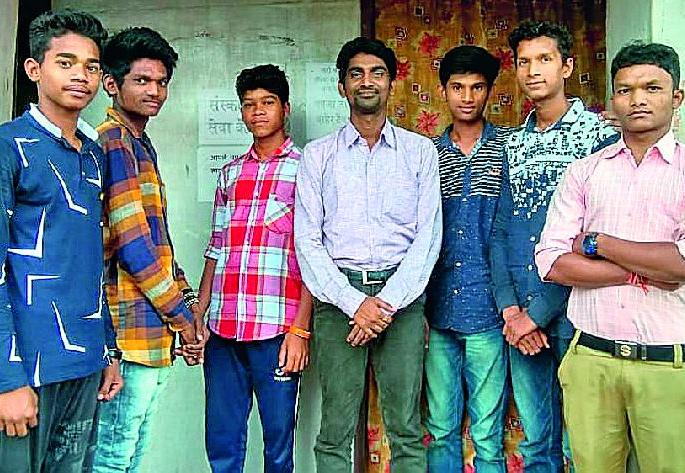 'Father' who takes custody of 30 children at the age of 40 | वयाच्या चाळीशीत ३० मुलांचे पालकत्व स्वीकारणारा ‘बाप’