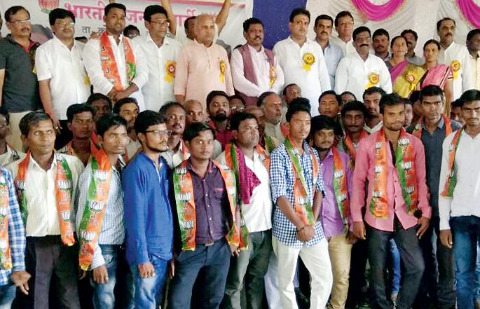 Shiv Sena office bearers of Korchi and Desai Ganj in BJP's tent | कोरची व देसाईगंजचे शिवसेना पदाधिकारी भाजपाच्या तंबूत Shiv Sena office bearers of Korchi and Desai Ganj in BJP's tent | कोरची व देसाईगंजचे शिवसेना पदाधिकारी भाजपाच्या तंबूत