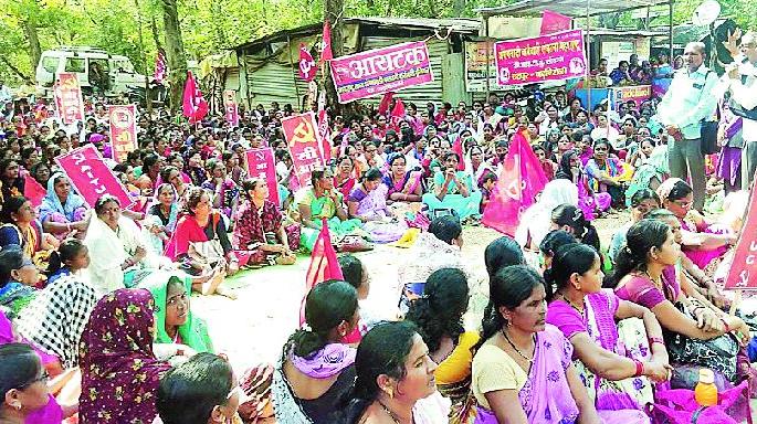 Angry Anganwadi staff took off on the road | संतप्त अंगणवाडी कर्मचारी उतरल्या रस्त्यावर