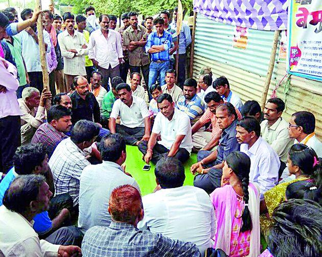 Discuss with the staff of the Vice President | उपाध्यक्षांची कर्मचाºयांसोबत चर्चा Discuss with the staff of the Vice President | उपाध्यक्षांची कर्मचाºयांसोबत चर्चा