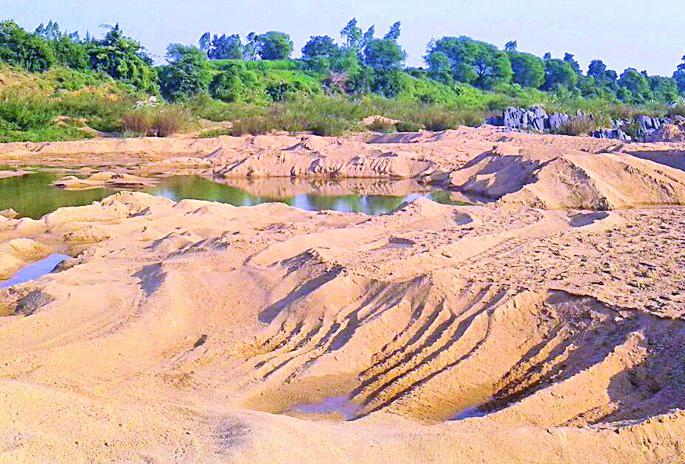Illegal logging of Pokkland machines from Kitali river bed | किटाळी नदीघाटातून पोकलँड मशीनने रेतीचा अवैध उपसा Illegal logging of Pokkland machines from Kitali river bed | किटाळी नदीघाटातून पोकलँड मशीनने रेतीचा अवैध उपसा