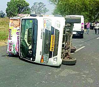 25 pilgrims injured after driving | भरधाव वाहन उलटून २५ भाविक जखमी 25 pilgrims injured after driving | भरधाव वाहन उलटून २५ भाविक जखमी