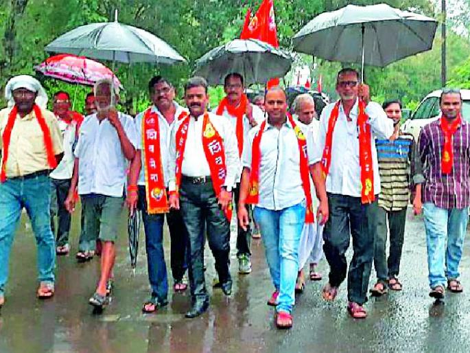 The Shiv Sena's front is full of rains | भर पावसात धडकला शिवसेनेचा मोर्चा The Shiv Sena's front is full of rains | भर पावसात धडकला शिवसेनेचा मोर्चा