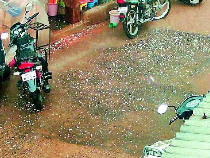 Heavy rain with thunderstorms throughout the district | जिल्हाभरात गारपिटीसह जोरदार पाऊस Heavy rain with thunderstorms throughout the district | जिल्हाभरात गारपिटीसह जोरदार पाऊस