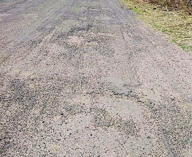 Within 15 days the pits were 'like' | १५ दिवसातच खड्डे ‘जैसे थे’ Within 15 days the pits were 'like' | १५ दिवसातच खड्डे ‘जैसे थे’