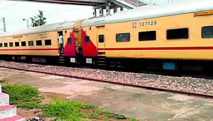 Harassment of ordinary railway passengers under the name of Corona | कोरोनाच्या नावाखाली सर्वसाधारण रेल्वे प्रवाशांना त्रास Harassment of ordinary railway passengers under the name of Corona | कोरोनाच्या नावाखाली सर्वसाधारण रेल्वे प्रवाशांना त्रास