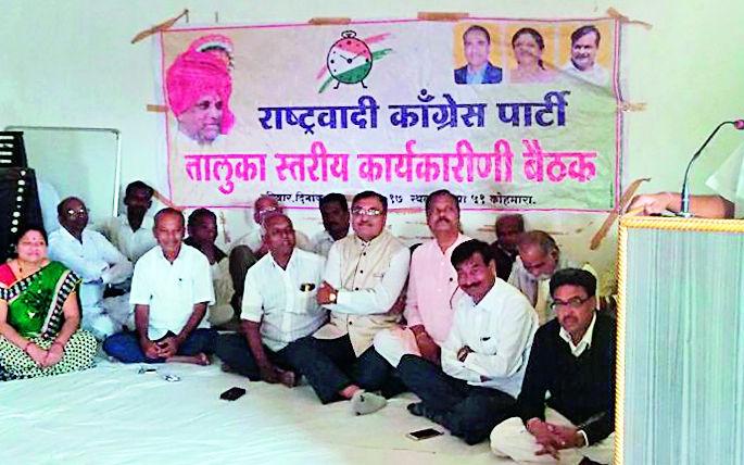 Workers should get on the road for the rights of the farmers | शेतकऱ्यांच्या हक्कासाठी कार्यकर्त्यांनी रस्त्यावर उतरावे Workers should get on the road for the rights of the farmers | शेतकऱ्यांच्या हक्कासाठी कार्यकर्त्यांनी रस्त्यावर उतरावे