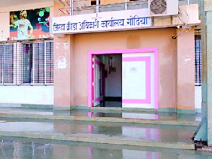 Treatment on two positive patients beside the quarantine room | क्वारंटाईन कक्षालगतच दोन पॉझिटिव्ह रुग्णांवर उपचार Treatment on two positive patients beside the quarantine room | क्वारंटाईन कक्षालगतच दोन पॉझिटिव्ह रुग्णांवर उपचार