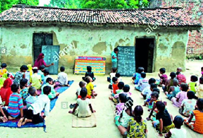 678 classrooms of ZP schools are dangerous | जि.प.शाळांच्या ६७८ वर्गखोल्या धोकादायक 678 classrooms of ZP schools are dangerous | जि.प.शाळांच्या ६७८ वर्गखोल्या धोकादायक