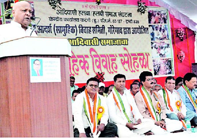 To strengthen the society, be married to mass marriage | समाजाच्या मजबुतीसाठी सामूहिक विवाहातून विवाह व्हावे To strengthen the society, be married to mass marriage | समाजाच्या मजबुतीसाठी सामूहिक विवाहातून विवाह व्हावे