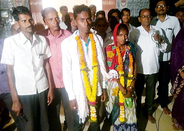 Tumusun lavya lavy emuulana shubhamangal | तंमुसने लावले प्रेमी युगुलाचे शुभमंगल