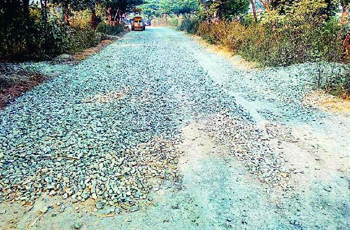 Road work is of low quality | रस्त्याचे काम निकृष्ट दर्जाचे Road work is of low quality | रस्त्याचे काम निकृष्ट दर्जाचे