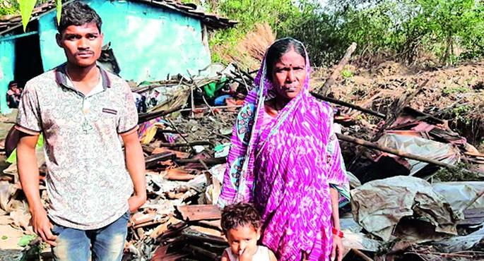 A woman was injured when a dilapidated house collapsed | जीर्णावस्थेतील घर कोसळून एक महिला जखमी A woman was injured when a dilapidated house collapsed | जीर्णावस्थेतील घर कोसळून एक महिला जखमी