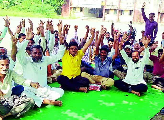 Staffing | कर्मचाºयांच्या संपाने प्रवाशांचे हाल Staffing | कर्मचाºयांच्या संपाने प्रवाशांचे हाल