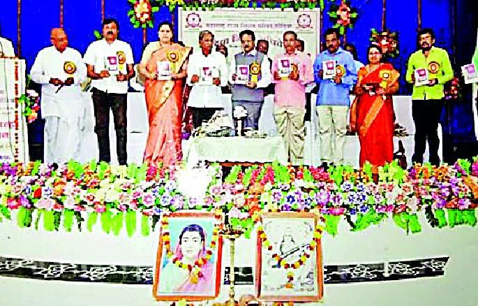 'Sacramental library' was sculpted by Lokmatta | लोकमतमधील कात्रणाने साकारले ‘आरोग्य वाचनालय’