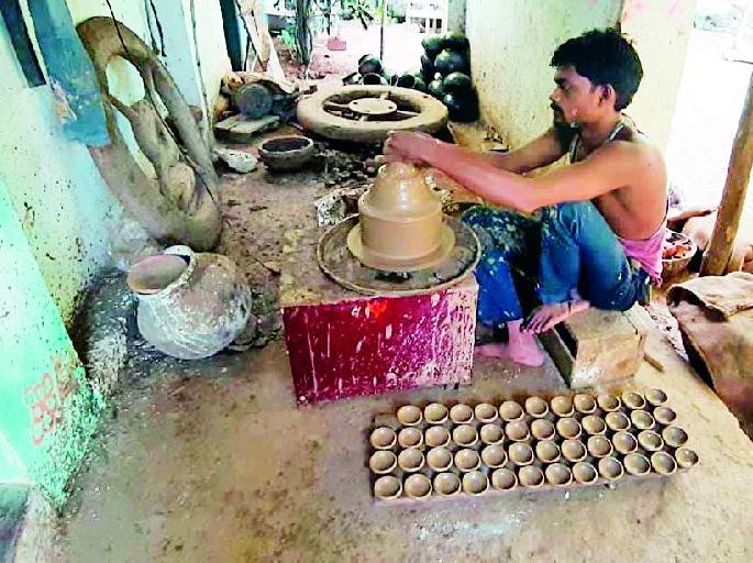 But the potter's society, which brightens the festival of Deepavali, is neglected | दीपावलीचा पर्व तेजोमय करणारा कुंभार समाज मात्र उपेक्षित But the potter's society, which brightens the festival of Deepavali, is neglected | दीपावलीचा पर्व तेजोमय करणारा कुंभार समाज मात्र उपेक्षित