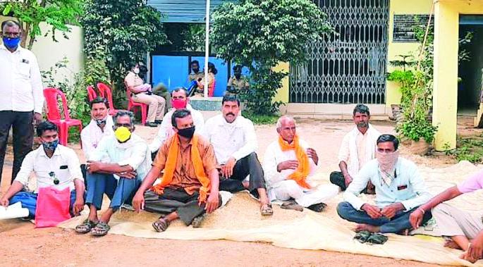 Farmers' sit-in agitation by keeping paddy | धान ठेवून शेतकऱ्यांचे ठिय्या आंदोलन Farmers' sit-in agitation by keeping paddy | धान ठेवून शेतकऱ्यांचे ठिय्या आंदोलन