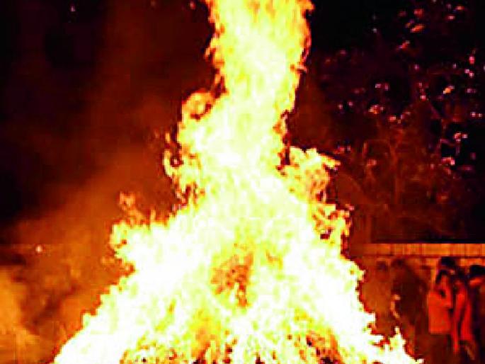 This year, Hola 28 thousand quintals of wood Swaha | यंदा होळीत २८ हजार क्विंटल लाकडे स्वाहा This year, Hola 28 thousand quintals of wood Swaha | यंदा होळीत २८ हजार क्विंटल लाकडे स्वाहा