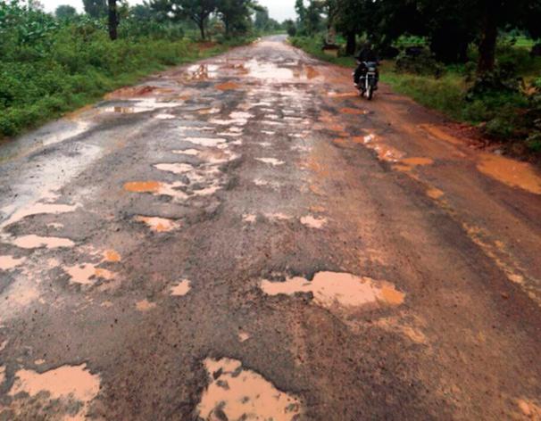 Mooram base for tar road | डांबरी रस्त्यांना मुरूमाचा आधार