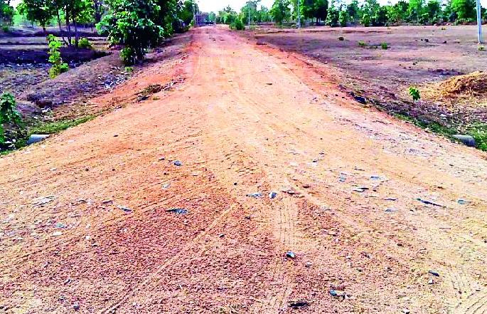 Raising of funds without raising the road | रस्त्याचे खडीकरण न करताच निधीची उचल Raising of funds without raising the road | रस्त्याचे खडीकरण न करताच निधीची उचल