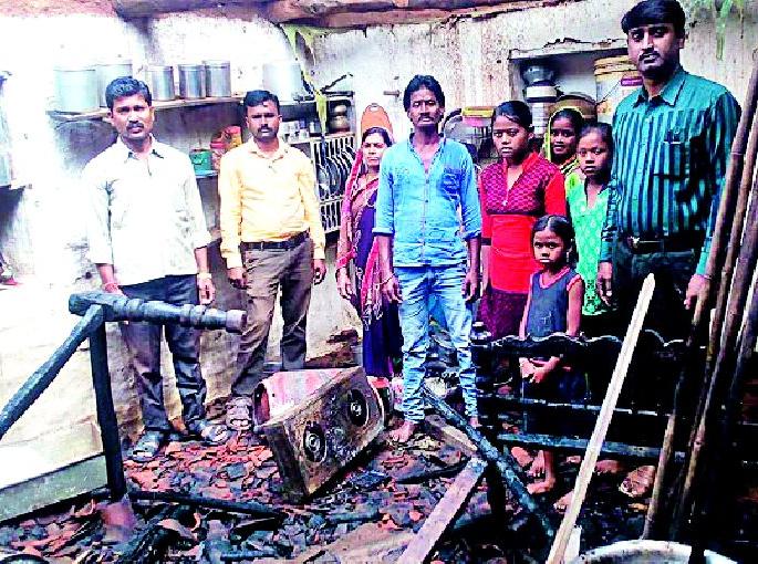 The house of Thane Gaw burned to the ground | ठाणेगावातील घर जळून खाक The house of Thane Gaw burned to the ground | ठाणेगावातील घर जळून खाक