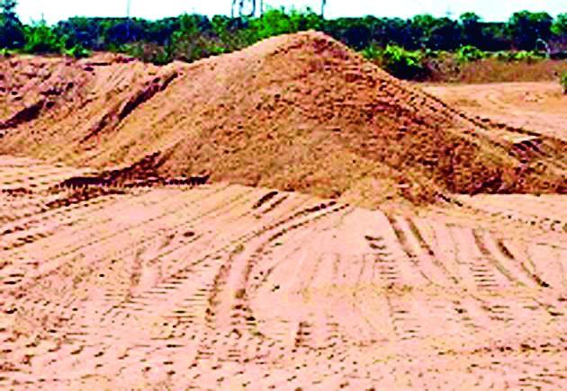 Mining of illegal sand from sandgate | रेतीघाटातून अवैध रेतीचे खनन Mining of illegal sand from sandgate | रेतीघाटातून अवैध रेतीचे खनन