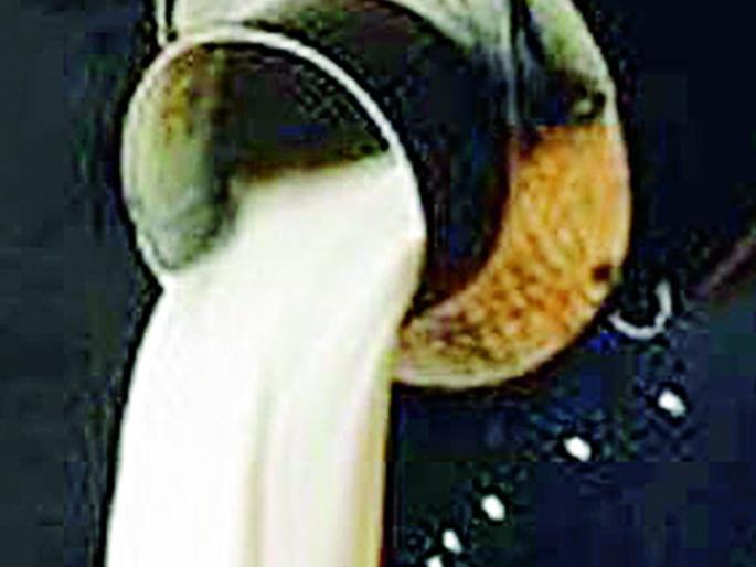 Looter behind 5 liters | लिटरमागे ५ रूपयांनी लुबाडणूक Looter behind 5 liters | लिटरमागे ५ रूपयांनी लुबाडणूक