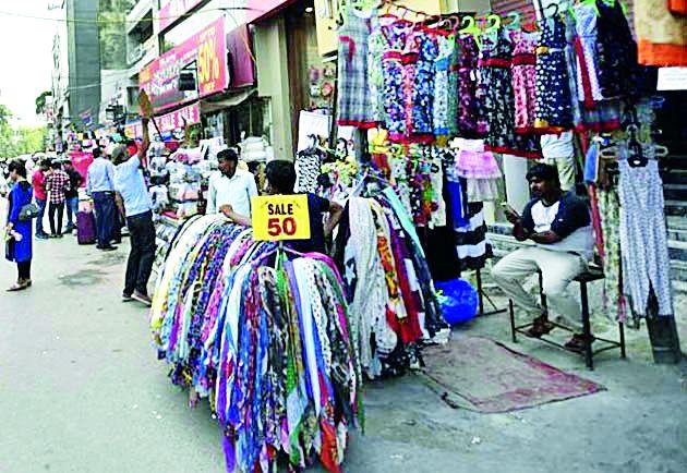 The survey of hawkers in the city started | शहरातील फेरीवाल्यांचे सर्वेक्षण सुरू The survey of hawkers in the city started | शहरातील फेरीवाल्यांचे सर्वेक्षण सुरू