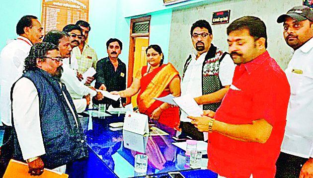 Morcha on encroached professionals' council of municipal council | अतिक्रमणित व्यावसायिकांचा नगर परिषदेवर मोर्चा  Morcha on encroached professionals' council of municipal council | अतिक्रमणित व्यावसायिकांचा नगर परिषदेवर मोर्चा