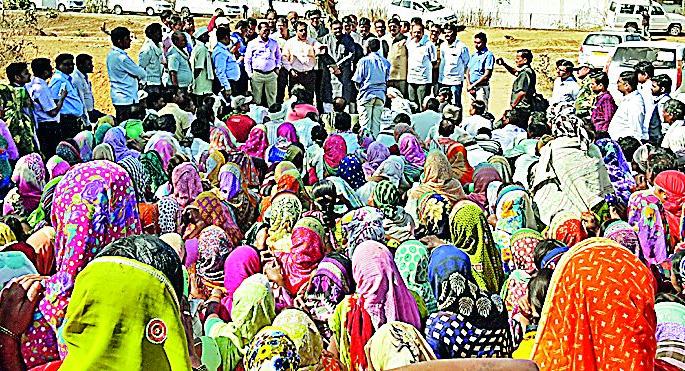 The members of the committee will be interacted with the laborers | समितीच्या सदस्यांनी साधला मजुरांशी संवाद