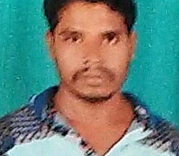 Milk suicides by taking a tree to death | झाडाला गळफास घेऊन युवकाची आत्महत्या Milk suicides by taking a tree to death | झाडाला गळफास घेऊन युवकाची आत्महत्या