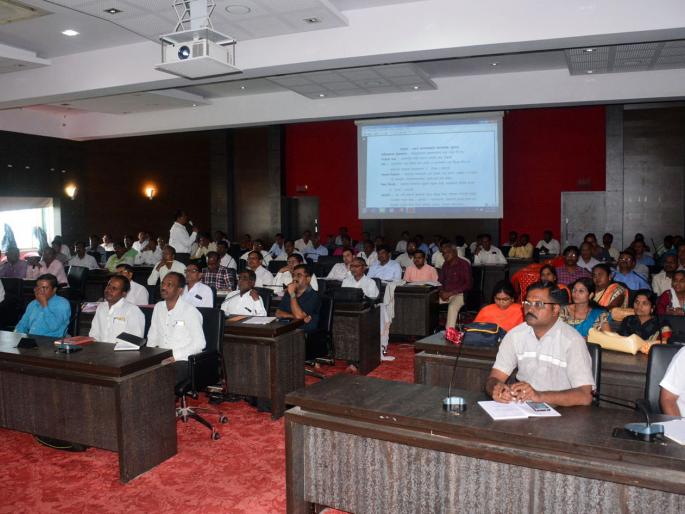 The officers of the Agriculture Co-ordinator were stunned | कृषी सहसंचालकांनी अधिकाऱ्यांना झापले The officers of the Agriculture Co-ordinator were stunned | कृषी सहसंचालकांनी अधिकाऱ्यांना झापले