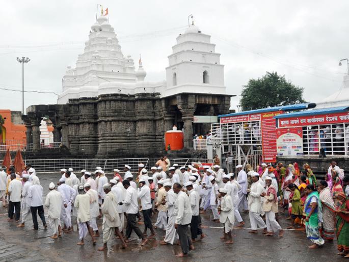 Range for Nagnath's darshan | नागनाथाच्या दर्शनासाठी रांगा Range for Nagnath's darshan | नागनाथाच्या दर्शनासाठी रांगा