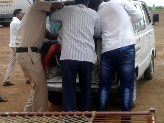 The bodies found in a vertical truck | उभ्या ट्रकमध्ये आढळला मृतदेह The bodies found in a vertical truck | उभ्या ट्रकमध्ये आढळला मृतदेह