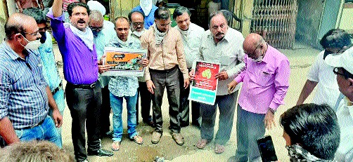 Holi of Chinese goods in protest of the cowardly attack by China | चिनने केलेल्या भ्याड हल्ल्याच्या निषेधार्थ चायना वस्तुंची होळी Holi of Chinese goods in protest of the cowardly attack by China | चिनने केलेल्या भ्याड हल्ल्याच्या निषेधार्थ चायना वस्तुंची होळी